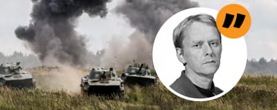 Ryska stridsvagnar i bakgrunden och ett porträtt på Anders Mård påklistrat i förgrunden. 