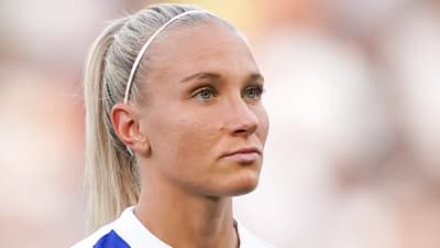 Emma Koivisto förbereder sig för en fotbollsmatch.