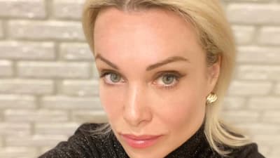 Ljushårig kvinna tittar in i kameran, kvinnan heter Marina Ovsjannikova och är rysk journalist och jobbade tidigare på statstyrda Kanal Ett.