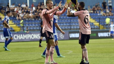 Roope Riski och Jair i HJK:s rosa bortatröja jublar över ett mål.