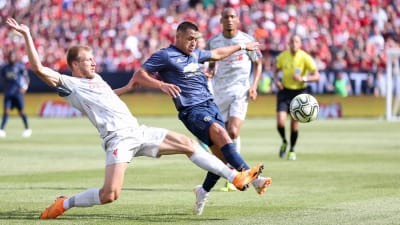 Ragnar Klavan utmanar Alexis Sanchez.
