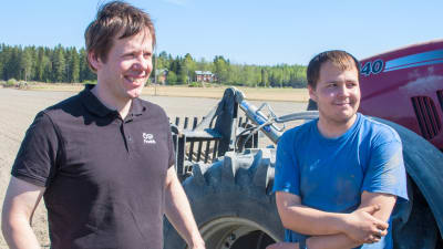 Fredrik Grannas och Einar Brors framför en traktor.