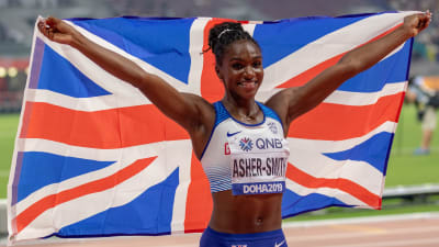 Dina Asher-Smith med den brittiska flaggan.