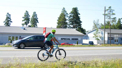 En cyklist cyklar på en riksväg. 