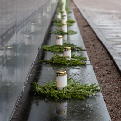 Lukiolaisia laittamassa kynttilöitä Lappeenrannan Sankarihautausmaalla 80 vuotta talvisodan päättymisen kunniaksi.