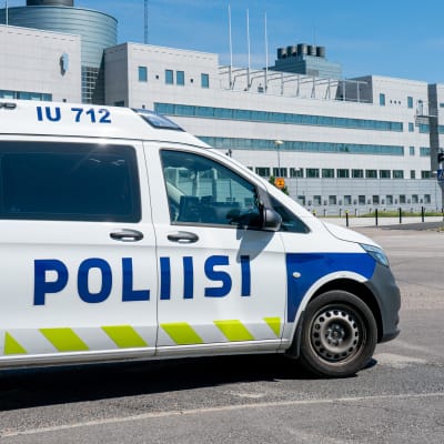 Poliisiauto, taustalla Keskusrikospoliisin päämaja Vantaan Jokiniemessä.
