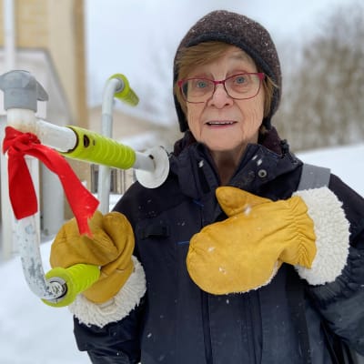 83-vuotias Elli Asikainen pilkkivarusteissa kotipihallaan.