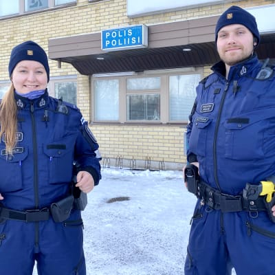 Två poliser patrullerar i Pargas.
