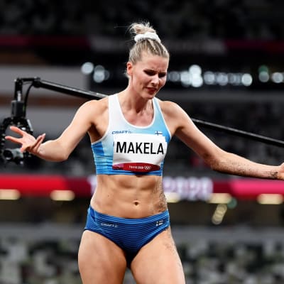 Kristiina Mäkelä breddar ut armarna.