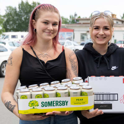Kemiläiset Laura Toivanen (vas.) ja Sara Huhtaniska ovat lähteneet juhannusostoksille Ruotsin Haaparantaan.