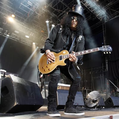 Slash med sin kända hatt och Les Paul-gitarr.