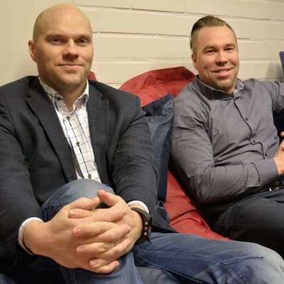 Juha Huotari ja Sami Karlsson istuvat säkkituoleilla.