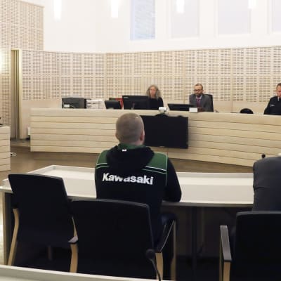 Bild från en rättssal i Ekenäs tingsrätt. Till vänster i bilden ser man mannen som stod åklagad för bl.a. tre fall av dödsvållande i samband med Skogbyolyckan. 