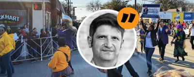 Bildmontage med en bild från en Mardi Gras-parad under valkampanjen inför Demokraternas primärval i Dallas, Texas i februari 2022 och en bild på redaktör Gustaf Antell.
