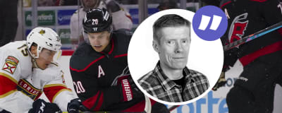 Anton Lundell och Sebastian Aho kämpar om pucken.