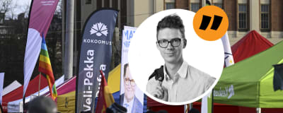 Partiers riksdagskampanjstånd på Hagnäs torg i Helsingfors, Magnus Swanljungs bild i vinjett.