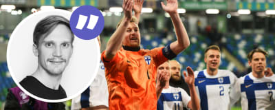 Lukas Hradecky firar seger i landslaget.