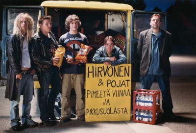 Tiedotuskuva elokuvasta Helmiä ja sikoja. Kuvassa Poju (Konsta Hiekkanen), Ruho (Timo Lavikainen), Timo (Unto Helo), Läde (Mikko Leppilampi) ja Erkki "Ukko" Hirvonen (Pekka Valkeejärvi).