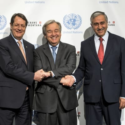 Grekcyprioternas president Nicos Anastasiades, FN:s generalsekreterare Antonio Guterres och turkcyprioternas ledare Mustafa Akinci har fört maratonsamtal i Schweiz.