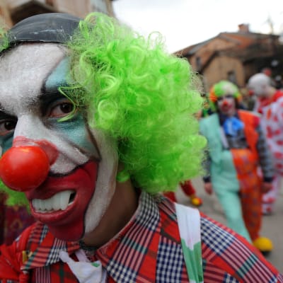 En person utklädd till clown under en parad i Makedoniens huvudstad Skopje den 13 januari 2010.