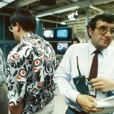 Nyhetsarbete på Yle under Helsinki Summit 1990. Ari Järvinen med Nokiatelefon i handen.