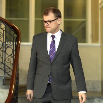 Statsminister Juha Sipilä under en presskonferens efter terrordådet i Paris.