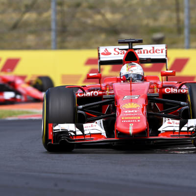 Sebastian Vettel kör i GP:t i Ungern 2015.