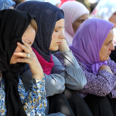 Bosniska kvinnor sörjer sina män och söner som mördades för 17 år sedan