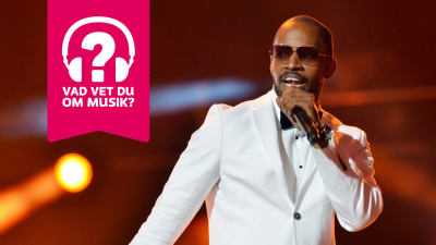 Jamie Foxx håller en mikrofon framför munnen.