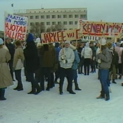 Koululaiset osoittivat mieltään marraskuussa 1984 Mikkelin torilla Kalevankankaan koulun lakkauttamista vastustaen