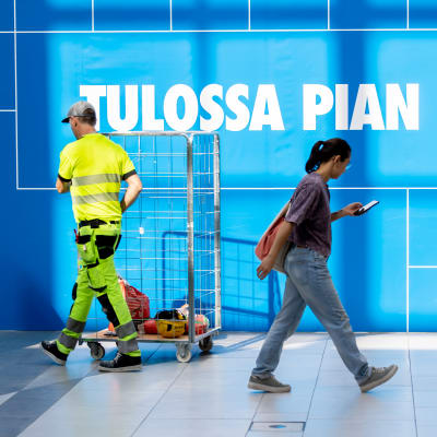 Ihmisiä Itäkeskuksessa