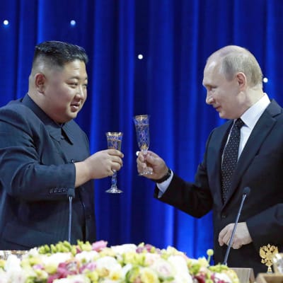 Pohjois-Korean johtaja Kim Jong-un ja Venäjän presidentti Vladimir Putin kohottivat maljat Vladivostokissa 25. huhtikuuta 2019. 