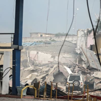 En förstörd och sönderbombad byggnad som tillhör hotellet Nasa Hablod sett från en bensinmack i Mogadishu.