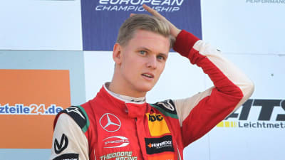 Mick Schumacher på prispallen i formel 3.