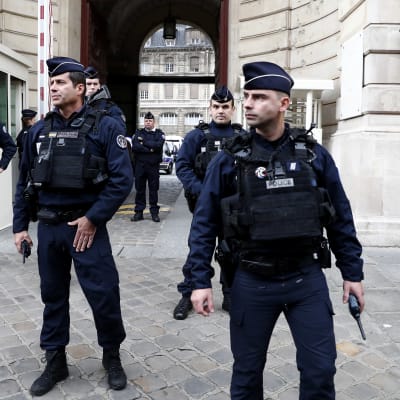 Poliser utanför Paris huvudpolisstation efter knivattacken inne i byggnaden.