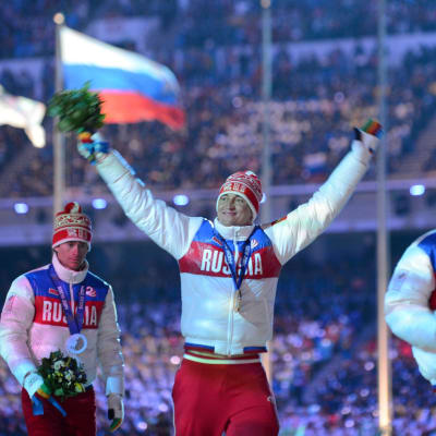 Femmilsmedaljörerna Maksim Vylegzjanin, Aleksandr Legkov och Ilja Tjernousov på prispallen i Sotji år 2014.