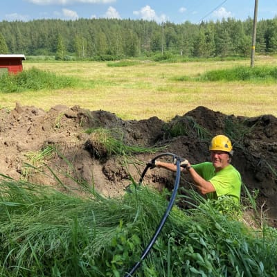 Juvalainen Keijo Roponen veti maakaapelia keskiviikkona Juvan Koikkalassa.
