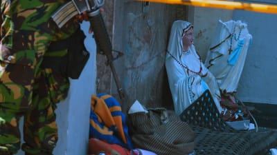En soldat står vakt vid en sprucken madonnastaty i kyrkan St Anthony efter en bombattack i Kochchikade i Colombo, Sri Lanka