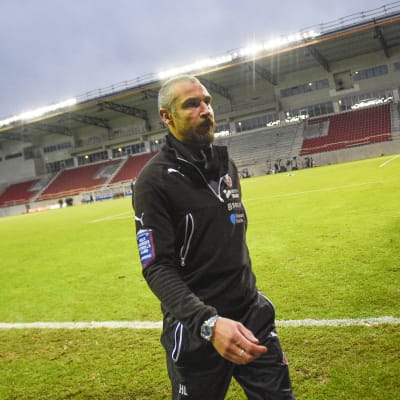 Henrik Larsson lämnar planen efter kvalförlusten mot Halmstad.