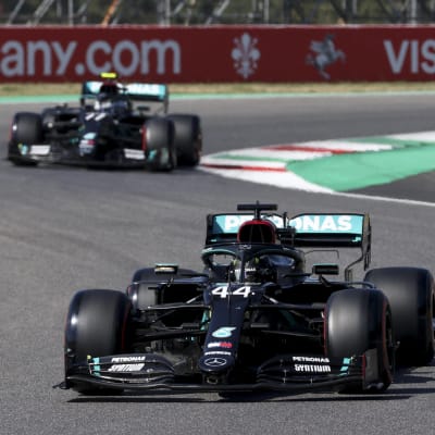 Lewis Hamilton och Valtteri Bottas kör efter varandra.