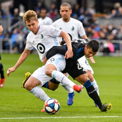 Minnesota Uniteds Rasmus Schüller i närkamp med Nick Lima från San José Earthquakes.