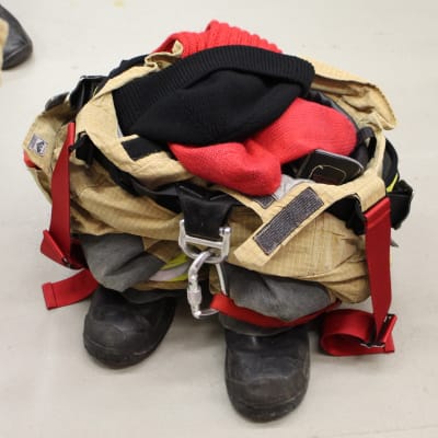 En brandmans kläder klara för uttryckning på skillnadens brandstation i Helsingfors.