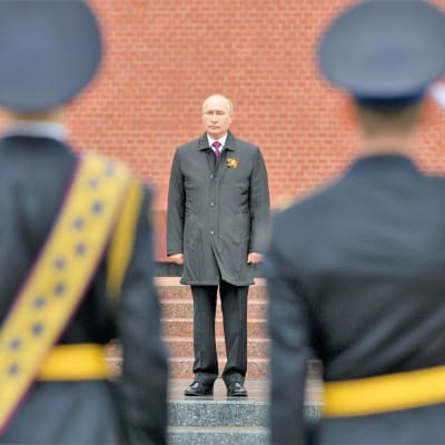Ryska soldater gör honnör inför sin överbefälhavare Vladimir Putin