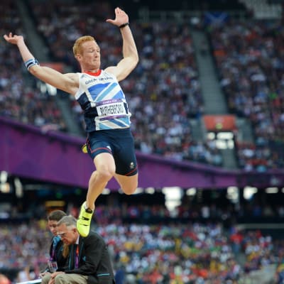 Greg Rutherford hyppää pituutta.
