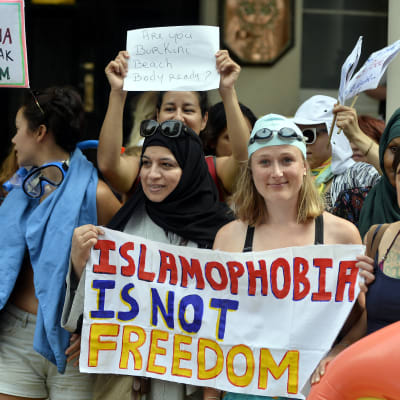 Demonstration mot franska burkiniförbud utanför Frankrikes ambassad i London.