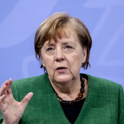 Tysklands förbundskansler Angela Merkel under ett presstillfälle om coronaåtgärder den 22 mars 2021. Hon tittar framåt medan hon pratar och ser allvarlig ut.