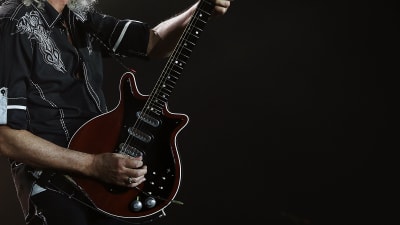 Brian May spelar gitarr på scen i Barcelona 2016.