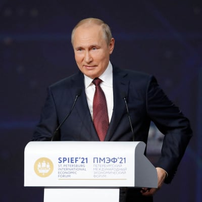 Vladimir Putin talar under det internationella ekonomiska forumet speif i S:t Petersburg. Han är klädd i kostym och ler