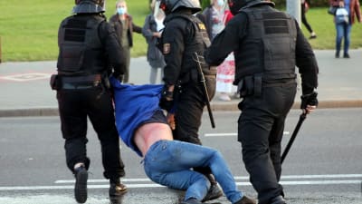 Polisen griper demonstrant i Minsk 23.9.2020