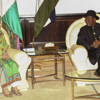 Malala Yousafzai träffar Nigerias president Goodluck Jonathan.